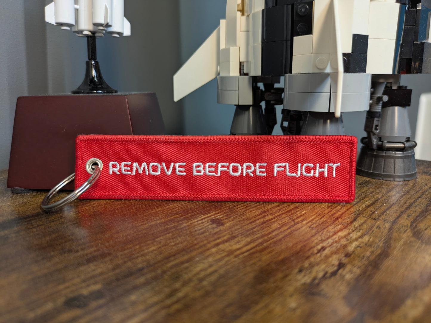 La Guida completa ai Razzi Falcon con portachiavi "Remove Before Flight"